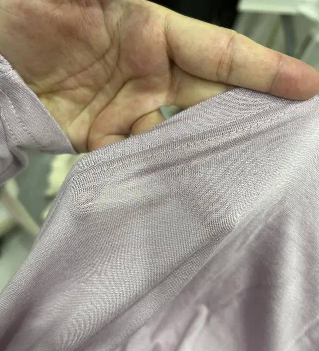 배부분이 편하구요, 재질도 부드럽고 좋아요, 찰랑찰랑하니 이쁨니다.패드가 있는 잠옷