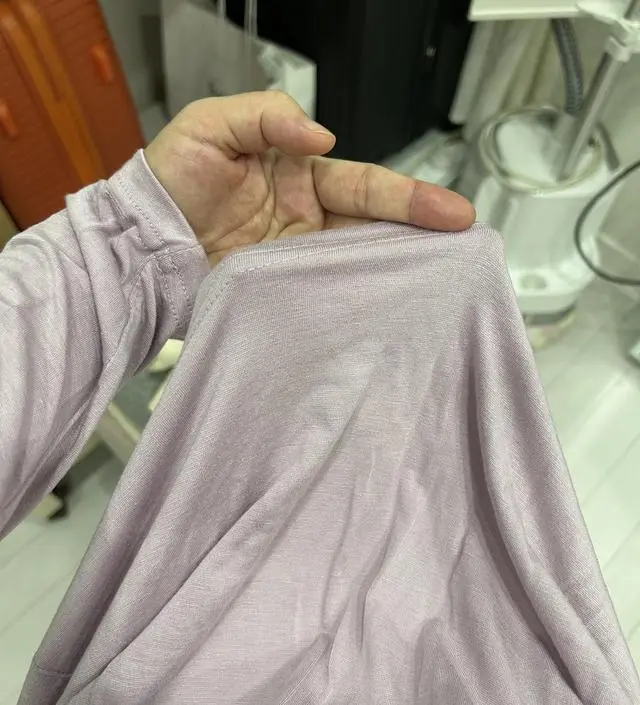 배부분이 편하구요, 재질도 부드럽고 좋아요, 찰랑찰랑하니 이쁨니다.패드가 있는 잠옷