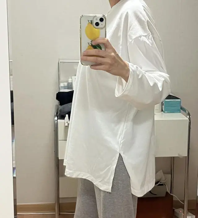 완전 편해요. 넉녹한 니트 안에 받쳐입을 티셔츠 필요햤는데 이거 입으면 될듯요. 