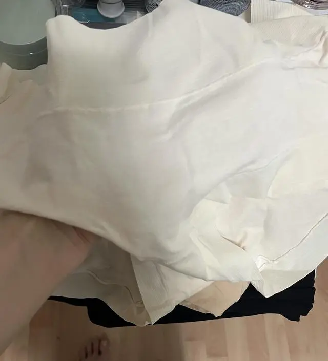 약간 쫑기면서 쫜쫜재질이에요. 