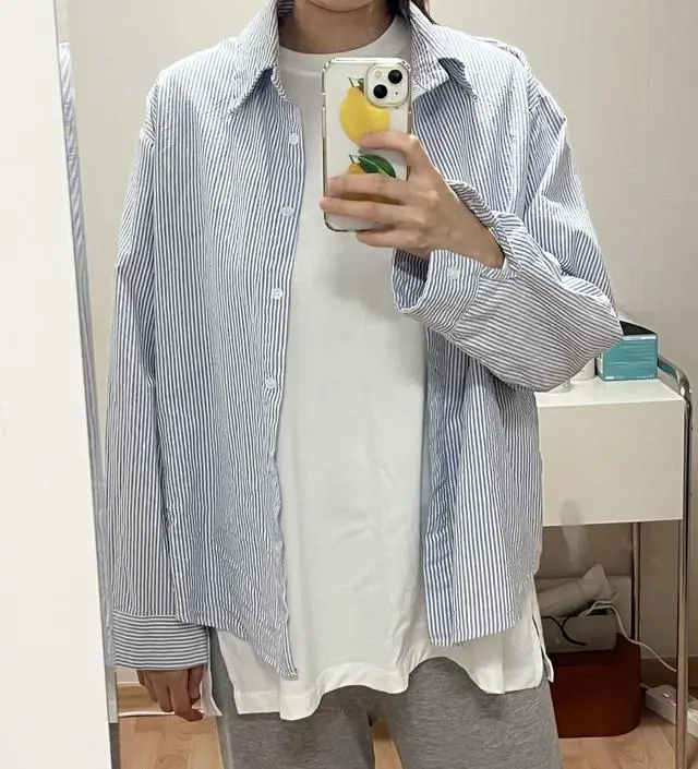 ㅎㅎ 슬랙스랑 입을라고 출근템으로 샀어요. 색상 포근하고 재질도 얇지 않아서 좋네유