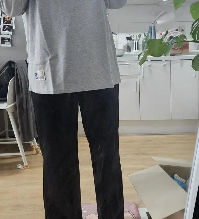 바지가 부들부들하고 쫀쫀한핏이에요 너무편하고 핏도이뿝니당!!위에티셔츠도 소임꺼에