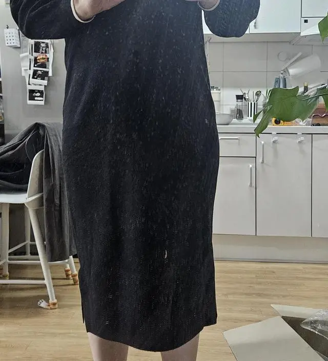 생각보다 두껍고 니트재질이 부드러워요. 고급진느낌납니다.가격대가좀있다고 생각했는