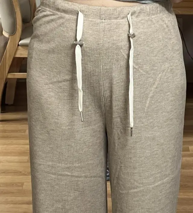 완전 편하고 핏도 넘 예뻐요 고민한 시간이 아깝네요 
