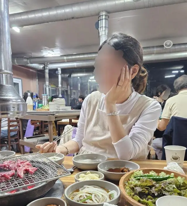 저렴해보이지 않고 소재도 꽤 부드러운 편이에요. 여기저기 데일리로 매치하기 좋을것 