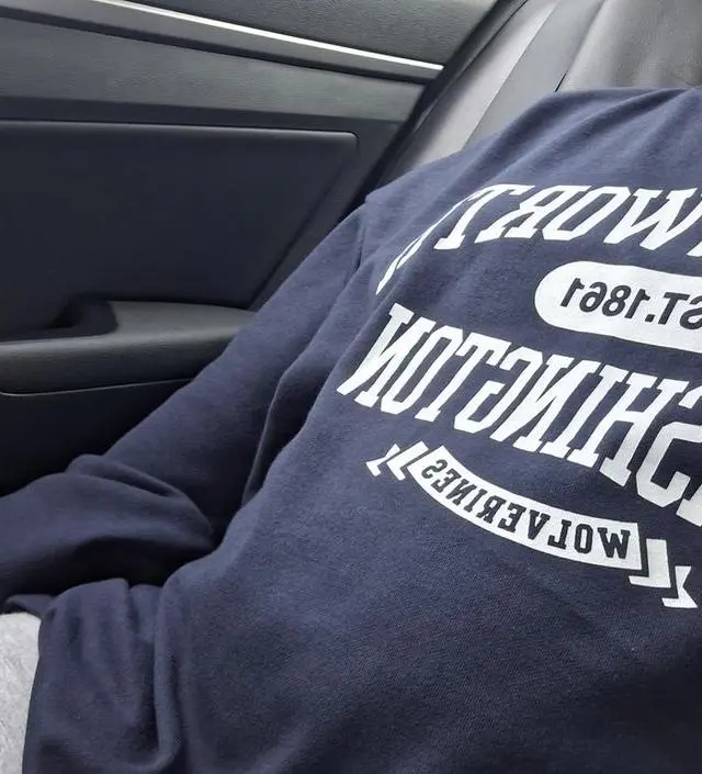 짙은 네이비색이고 편하게 입을수 있어요 키가작아서 좀길긴하네요 앞에 프린트가 세탁