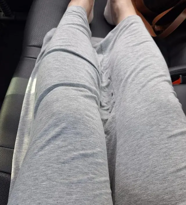 엄청 얇네요~ 엉덩이까지 가려지는 티랑 입을거라 괜찮긴한데 밖에서 입기는 좀그러네요