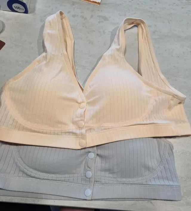 좀넉넉하게 입고싶어서 큰사이즈로 시켰는데 딱좋아요!!!~앞에 똑딱이 단추로 되있어서