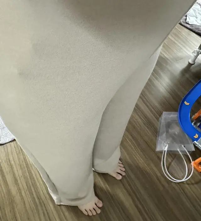 베이지색은 총 기장이 97-98cm 정도라 경산모 156cm, 50kg, 15주차에는 배가 살짝 크고