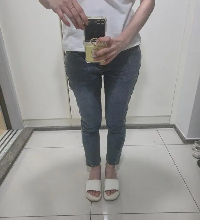 평상시 청바지 즐겨입었었는데 임신후 바지가 작아져서 구매했습니다 일단 사진그대로 