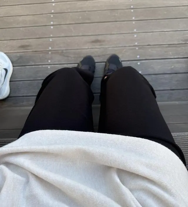 바지가 배 안조이고 너무 편해요! 한사이즈 업 해서 샀는데 걷다보면 조금 내려가긴 하