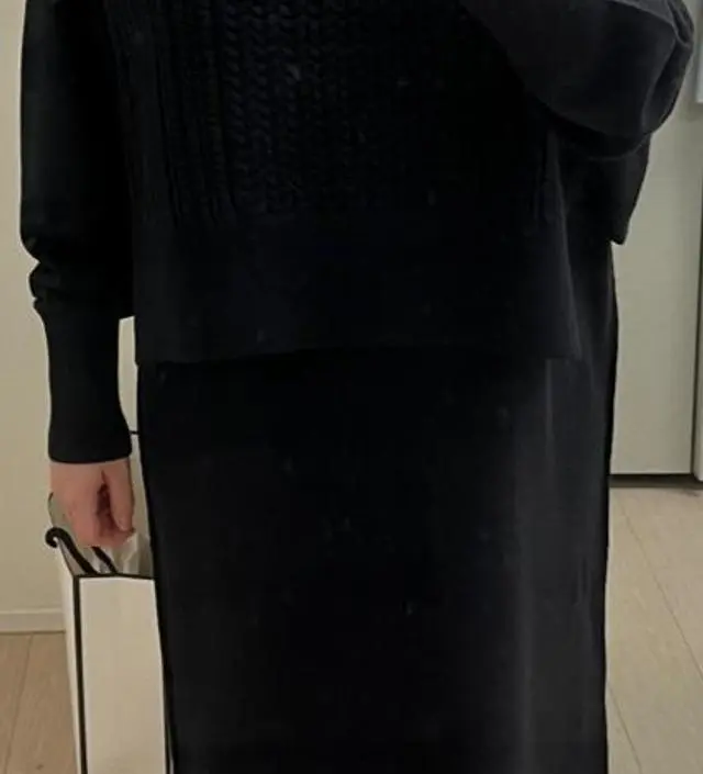 기장감도 적당하고 소재도 부들부들합니다. 마음에 들어아이보리 블랙 모두 품습니다 