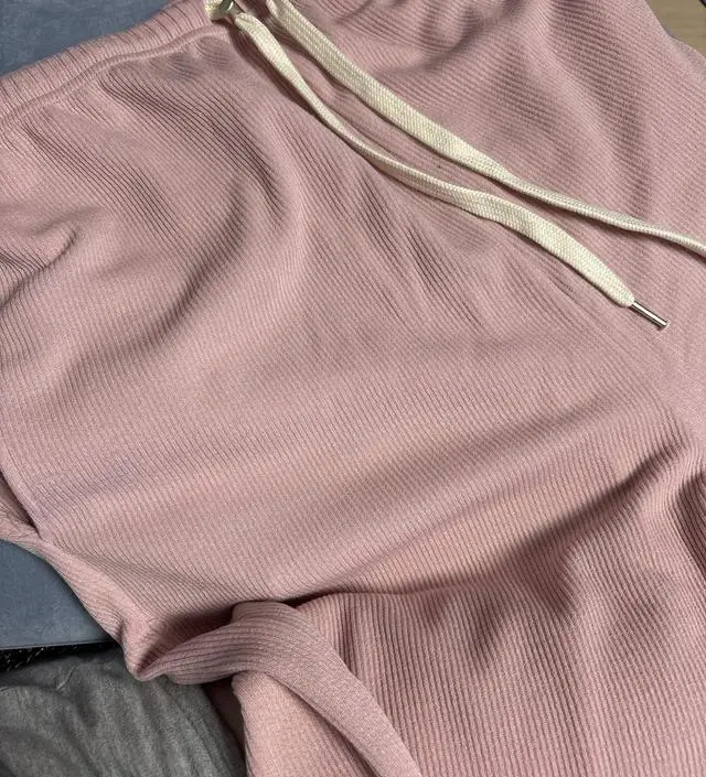 허리부분을 조절할 수 있어서 임신 전후 다 입을 수 있을것같아요 색도 넘이쁘네요