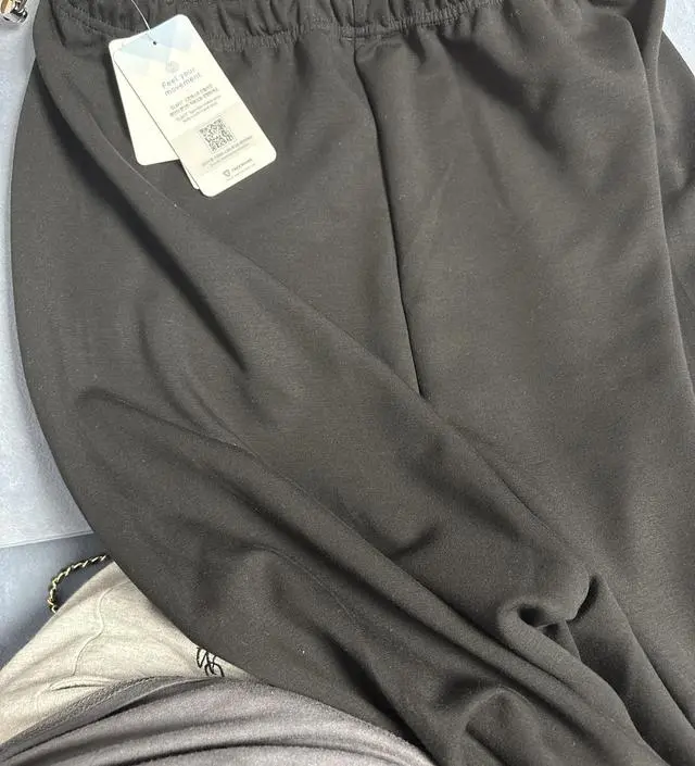 허리를 조절할수있어서 좋아요 길이는 조금 긴편인네 외출용으로는 예쁠것같아여