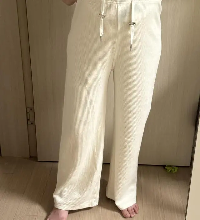 아침마다 걷기운동할때 잘 입고있어요. 11월말 출산인데 허리조절 끈이 있어서 산후에도