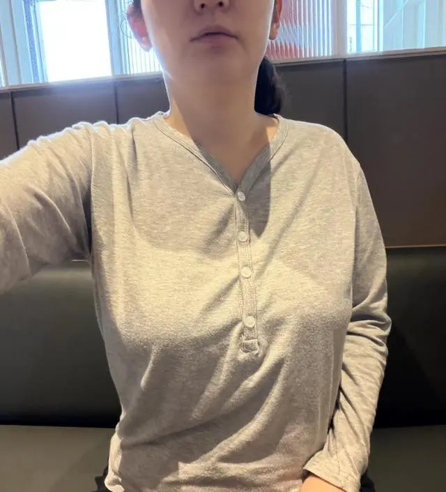 감촉이 좋고 수유도 편해요 옆라인 곡선이라 다리 길어보이고 예쁘네요