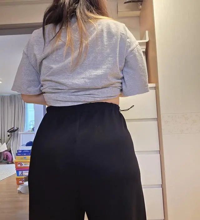 툭 떨어지는 재질이라서 너무 이뻐요! 제가 엄청난 하비인데 임신하고 다리에 살이 엄청