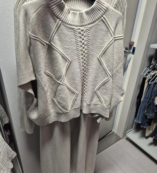 색상도너무이쁘고 촉감도 너무좋고 라인도 너무 예뻐요!!
