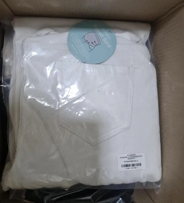 와 생각보다 바지 너무 무거워요. 폭도 넘  크고, 길이도 길어서...... 핏이 너무 이상