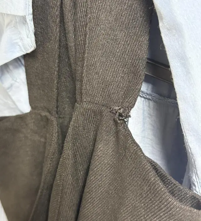 결혼식 가려고 샀는데 어깨부분이 뜯어져 있었어요 ;;