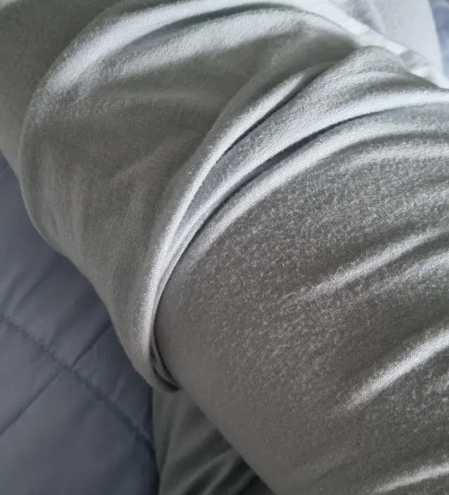 재질은 부드러워서 좋은데 바지가 한 번 입기만해도 너무 잘 늘어나서 걸어갈때마다 주