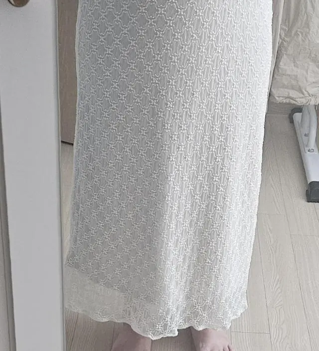 샤랄라한 치마가 입고싶어서 주문했어요 일자로 툭떨어지는 핏이라 군살 잘가려지고 예