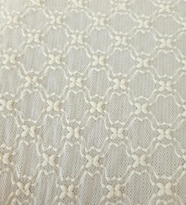 샤랄라한 치마가 입고싶어서 주문했어요 일자로 툭떨어지는 핏이라 군살 잘가려지고 예