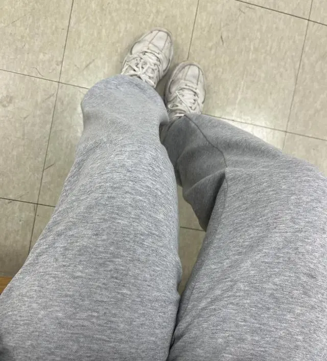 허리가 헐렁한 추리닝 잇는데, 배에 고무줄이 있는
