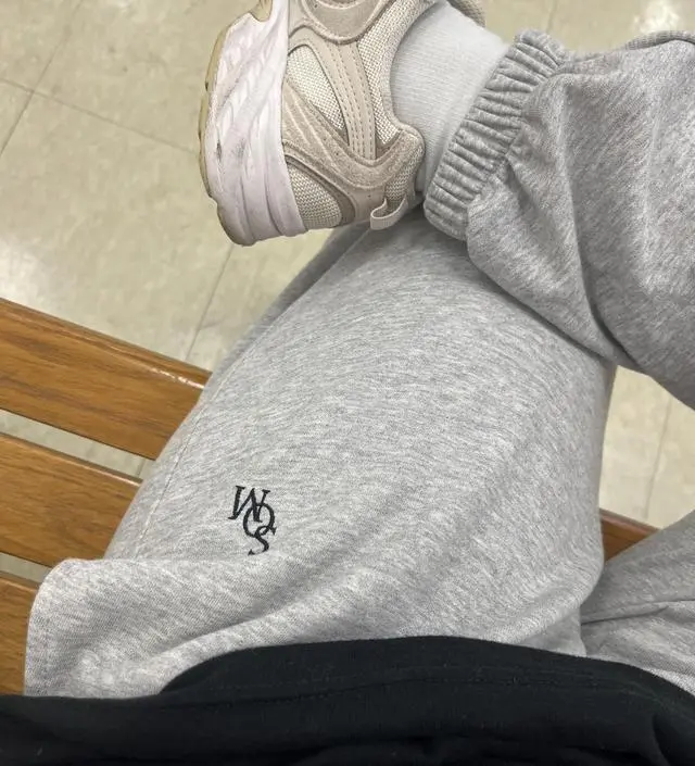 허리가 헐렁한 추리닝 잇는데, 배에 고무줄이 있는
