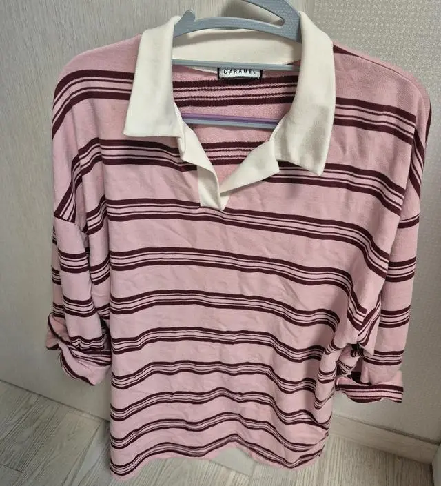 옷은 편하고 넉넉해서 좋아요 . 옷끝부분 마감선에 실밥이 많아서 그점이 조금 아쉬웠네