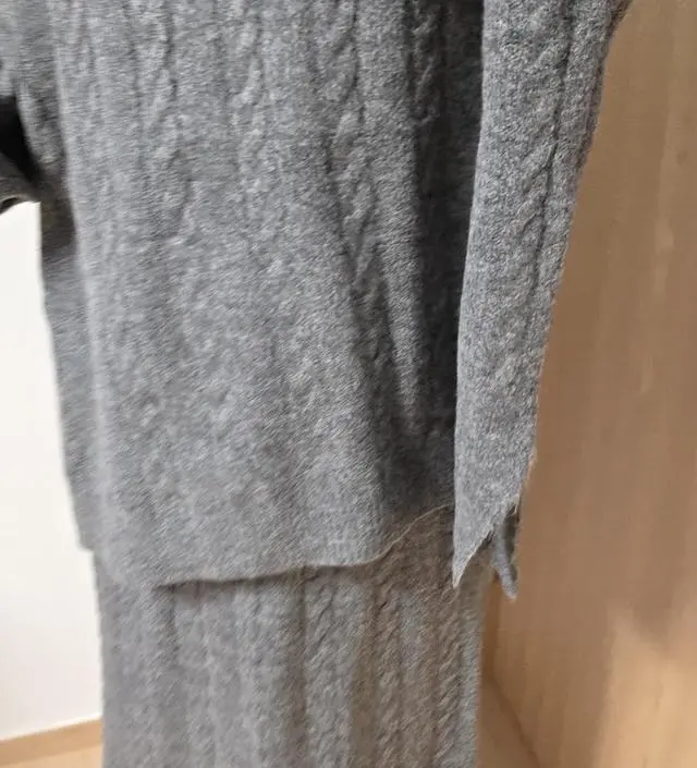 뷰들부들 겨울에 잘 입을 것 같아요 넉넉해서 더 편하게 입을 수  있을것 같아여