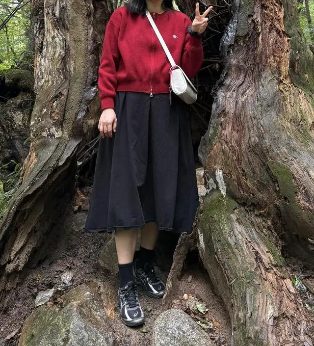 생각보다 도톰해서 요즘같이 쌀쌀해진 날에 입기 좋아요 일체형 치마다보니 제 키 168(