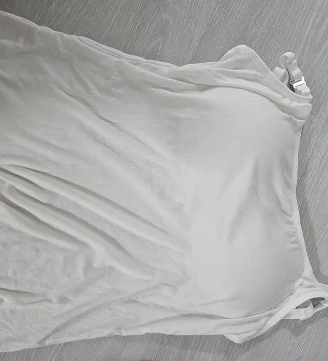 브라가 필요없이 편하게 입을 수 있는 나시를 처음 구매해봤는데 괜찮네요 수유도 할 수