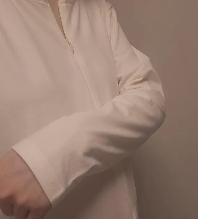 지퍼가 배까지 내려오는거 보구 수유할 때 편할 것 같아서 구매했어요~ 부드럽기도 하고