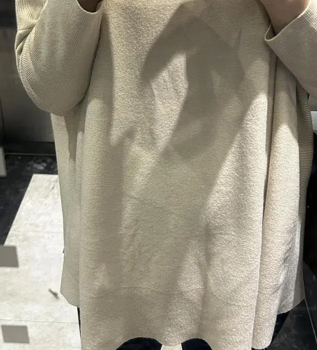 오늘 비오면서 날이 좀 쌀쌀해졌는데 이 니트입으니 딱 좋았어요. 통이 엄청 커서 약간