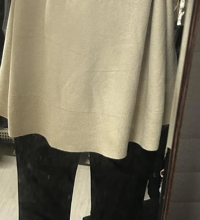 오늘 비오면서 날이 좀 쌀쌀해졌는데 이 니트입으니 딱 좋았어요. 통이 엄청 커서 약간