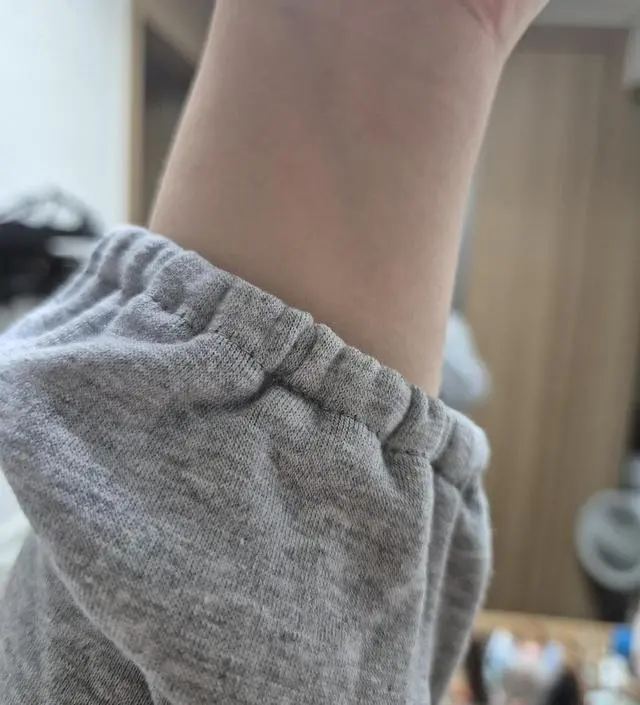 일단 소매와 발목 시보리가 있어서 너무 편해요~ 특히 소매 걷을때 흘러내리지 않고 고