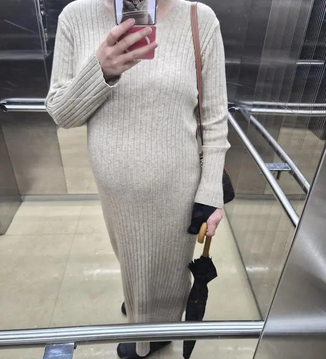 날씨 씰쌀해져서 입고있는데 입을때마다 예쁘다는 얘기 들어요 촉감도 부드럽고 부담스