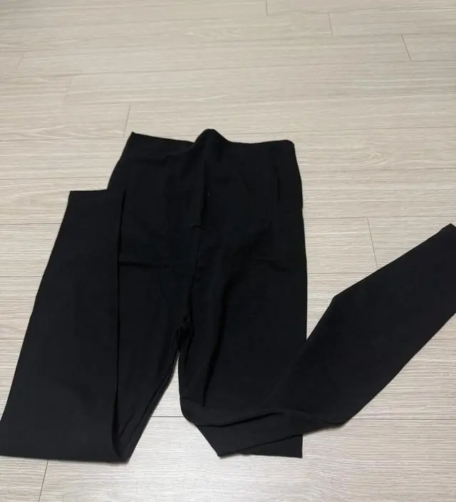 요가수업할 때 입는 레깅스는 아니고, 치마안에 입을수있는 레깅스예요. 곧 겨울 만삭되