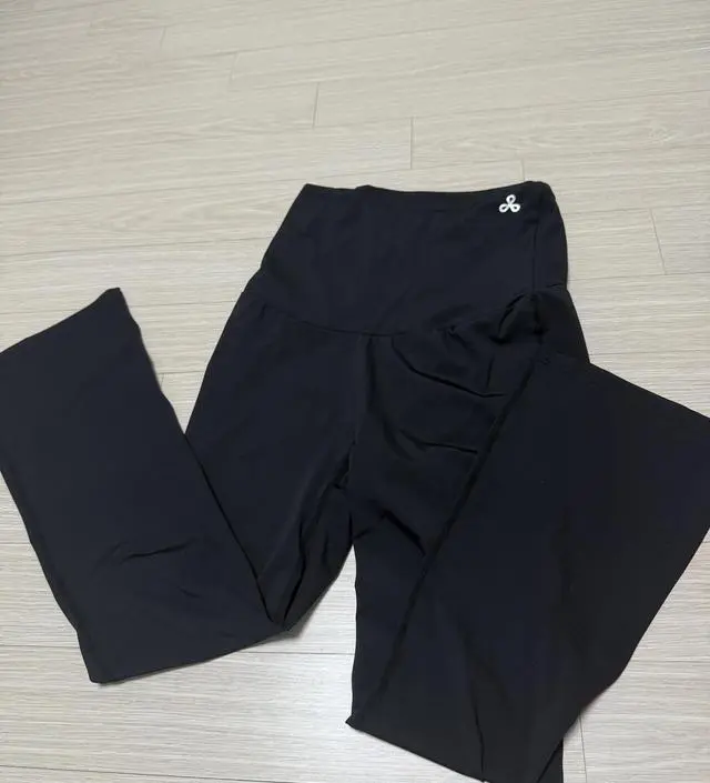 이거입고 요가 잘 다니는중이에요. 편하고 촥 감기는게 촉감도 좋아요. 배부분 적당해요