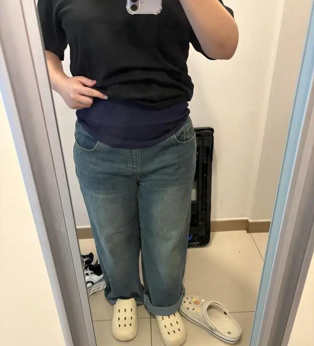 우선 허리 부분이 이렇게 고무줄로 되어 있어서 정말 편합니다 면 고무줄이라 하나요 아