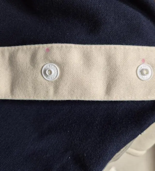 단추부분에 핑크색 립스틱자국같은게 두군데나 있어요 급하게입어야하는데 교환처리좀 