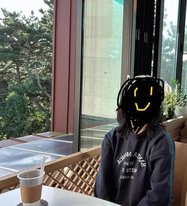 원래 맨투맨 안어울려서 안입는데 편해 보여서 그냥 하나 샀어요. 근데 진짜 편하고 폭