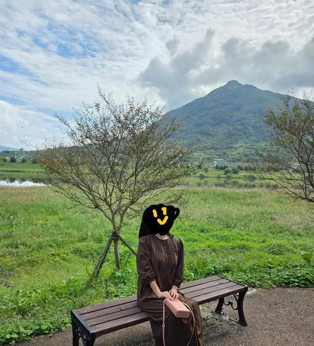 진짜 잘 샀어요!! 원래 쿨톤이라 갈색 옷 잘 안입는데 이 갈색은 누른 갈색이 아니라 밤