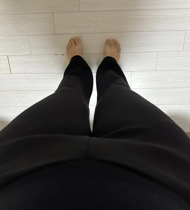 다리부분이 딱 붙어서 약간 부담스러운데 그래서 슬림해보일거 같긴해요. 제가 하체에 