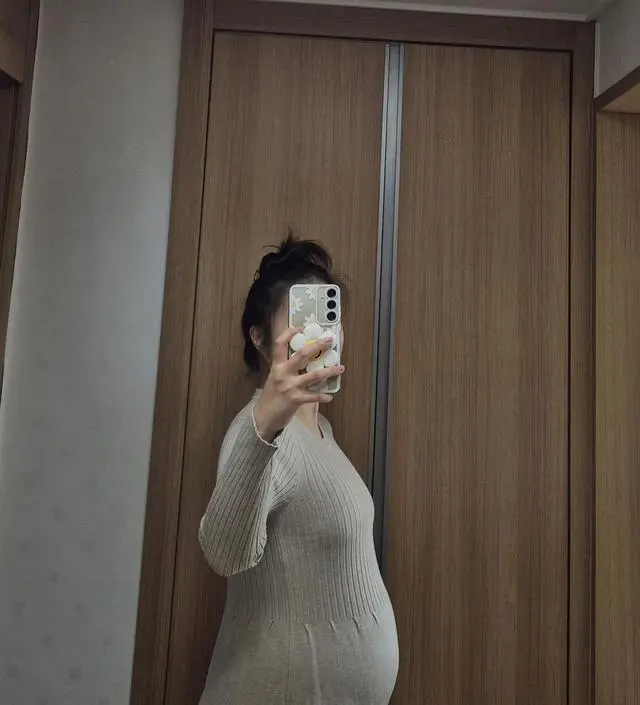 단독으로 입어도 예쁘고 베스트랑 같이 입어도 예쁘네요~ 출산 한달도 안남은 만삭인데