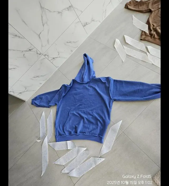 아...너무 심각함 옷 털먼지..??완전엄청나네요  아오  짜증남 이걸 옷이라로 만든거예