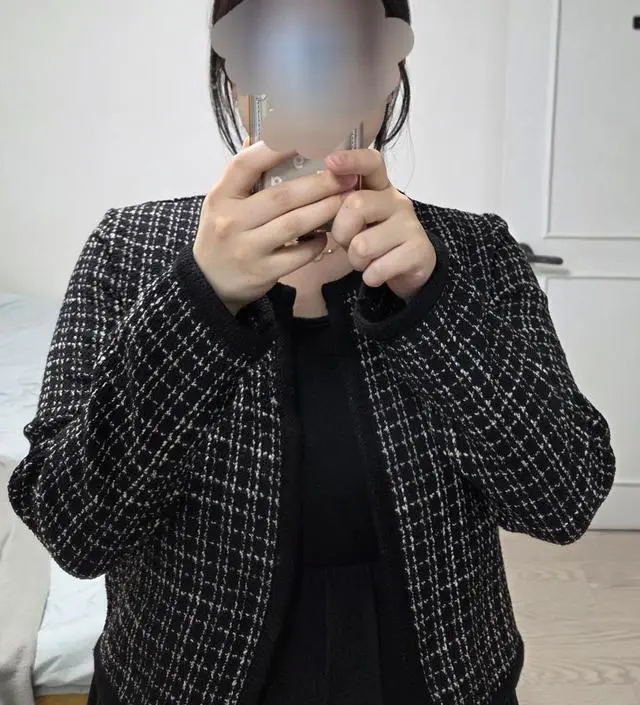 이뻐요. 근데  실이 너무 많이 빠지고 삐져 나와있는 실들도 많네요 ㅠ  입기전에 잘 털