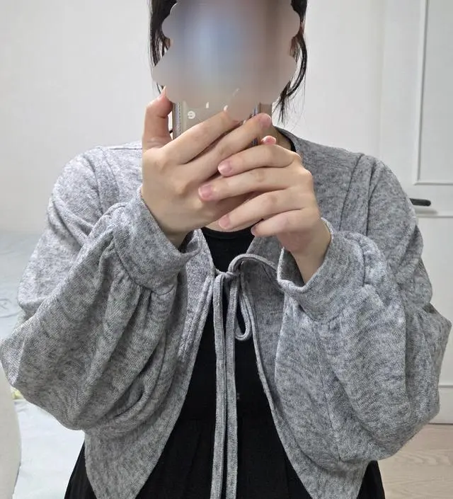 귀여워요 ~   원피스에 잘 어울립니다. 소매품도 여유잇어서 팔이 날씬해보여요~ 