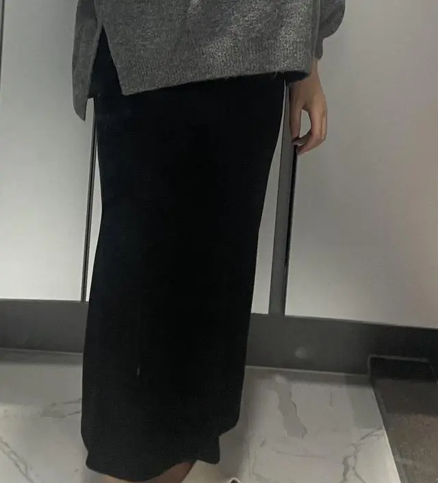 배도 안끼고 편해요 다만 아쉬운점은 흰색옷이랑 입으면 보풀처럼 묻어나요 입었을때는